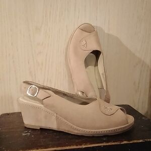 Deer Stags Beige Suede  Peep-Toe Women's Shoes Sz 8.5 W